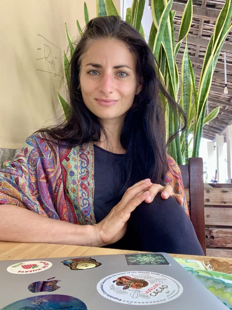 Anna Troia im Cafe